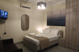 Un dormitorio con una cama con dos toallas encima. en Lavi view apartment, en Lentas