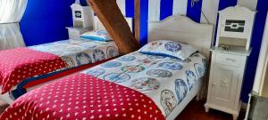 2 camas en una habitación con rojo y azul en Apartment Noorderloft, en Hornhuizen