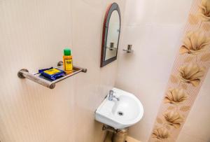 bagno con lavandino e specchio di FabHotel Krishna Residency a Chennai