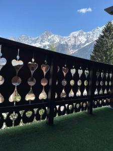un montón de copas de vino en una valla con montañas en Le Grand Balcon, en Les Houches