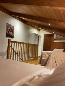 1 dormitorio con 1 cama y escalera de madera en Le Grand Balcon, en Les Houches