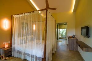 um quarto com uma cama e uma cortina de chuveiro em Jomo Resort em Alibag