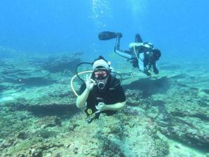 バッティカロアにあるDEEP SEA RESORT PADI DIVE CENTERのサンゴ礁のカメラを持った水中の二人
