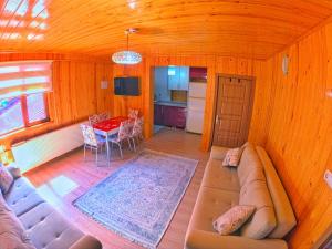 - un salon avec un canapé et une table dans l'établissement UZUNGÖL ADİLOGLU SUIT, à Uzungöl