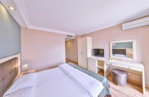 Postel nebo postele na pokoji v ubytování Buyukada Princess Hotel