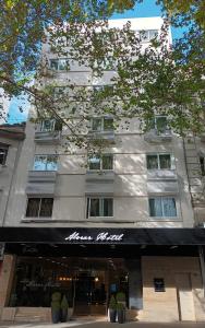 un bâtiment avec un panneau à l'avant dans l'établissement Hotel Alvear, à Montevideo