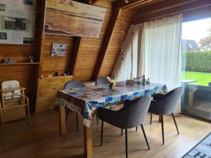 jadalnia ze stołem i krzesłami w obiekcie Haus Blume w mieście Carolinensiel