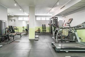 una palestra con tapis roulant e macchine in una stanza di Camplus Guest Lambrate Casa per Ferie a Milano