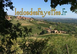 einen Blick auf einen grünen Hügel mit den Worten in der Unterkunft Le Clos des Fayettes in Theizé