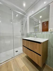 W łazience znajduje się umywalka i prysznic. w obiekcie LaFrenchTouch - Céntrico y moderno cerca del tren w mieście Benalmádena