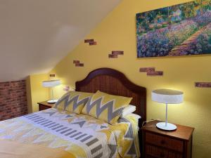 ein Schlafzimmer mit einem Bett und einem Wandgemälde in der Unterkunft La Perla de la Riberuca - Suances in Suances