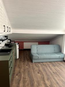 uma sala de estar com um sofá na cozinha em Apartmani Peko em Vodice