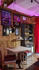 - une salle à manger avec une table et des chaises en bois dans l'établissement Romantic Room - Superbe Appartement Studio Jardin - Proche Disneyland Paris, à Crécy-la-Chapelle