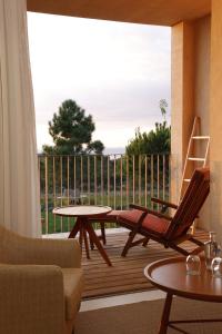 Praia do Canal Nature Retreat - Small Luxury Hotels of the World的休息区