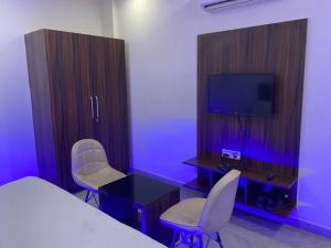 una camera con letto, scrivania e TV di HOTEL MAX a Nuova Delhi