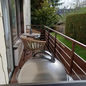 - une bouilloire en métal sur une terrasse couverte avec une table et des chaises dans l'établissement Wandertraum, à Braunlage