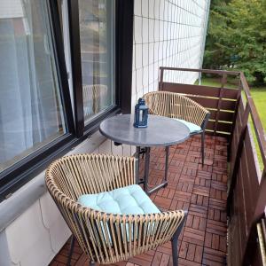 d'une table et de deux chaises sur un balcon avec une table et une table. dans l'établissement Wandertraum, à Braunlage
