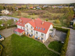 una vista aérea de una casa con techo naranja en Nadmorski apartament XXIV by Holiday&Sun, en Grzybowo
