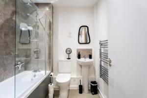 ein Bad mit einem WC, einem Waschbecken und einer Dusche in der Unterkunft Comfy One BR | Free Parking in Taunton