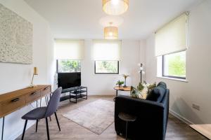 ein Wohnzimmer mit einem Sofa und einem TV in der Unterkunft Comfy One BR | Free Parking in Taunton