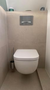 een badkamer met een wit toilet in een kamer bij Apartment über 2 Etagen nahe Messe und Stadion in Dortmund