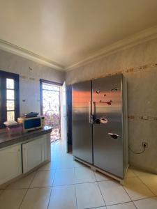 uma cozinha com um frigorífico com faces pintadas em villa à souiriya kdima em Safi
