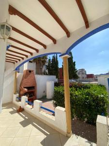 uma vista para um pátio com um arco num edifício em villa à souiriya kdima em Safi