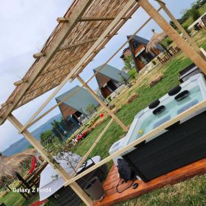 - une vue sur une maison avec un toit dans l'établissement olive garden farm, à Ulcinj