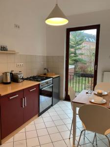 een keuken met een tafel en een tafel en een eetkamer bij Stilvolle Wohnung mit Balkon & Parkplätzen in Bremen