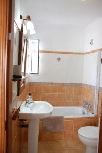 a bathroom with a sink and a bath tub at El Rinconcito de Rosa ideal parejas in Nerja