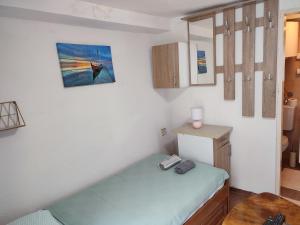 um pequeno quarto com uma cama e uma mesa em Bay Mola Home em Kotor