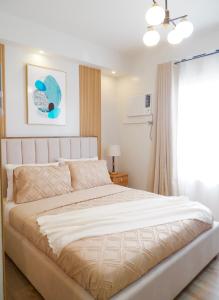 um quarto com uma cama grande num quarto em Ezren Suites Mesavirre Residences Unit922 em Bacolod