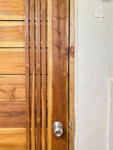 Bang OにあるChubby 5 Room 3の四番の木製の扉