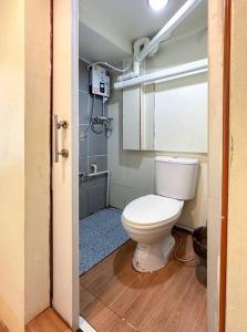a bathroom with a white toilet in a room at Chubby 5 Room 3 in Bang O