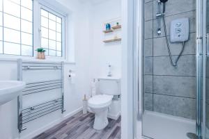 a bathroom with a shower and a toilet and a sink at 3 Bed+2 Bath Perfect Contractors & Groups in Ocker Hill