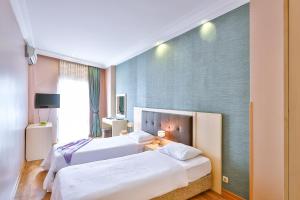 Postel nebo postele na pokoji v ubytování Buyukada Princess Hotel + 37 fotografií