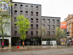 Hotel am Beatles-Platz في هامبورغ: مبنى من الطوب كبير على شارع المدينة