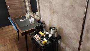una stanza con un tavolo con sopra del cibo di Domus Aquae Rooms & Wellness a Genova