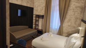 ein Hotelzimmer mit einem Bett und einem Stuhl in der Unterkunft Domus Aquae Rooms & Wellness in Genua