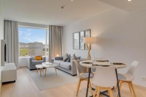 ein Wohnzimmer mit einem Sofa und einem Tisch in der Unterkunft Pestana Tanger - City Center Hotel Suites & Apartments in Tangier