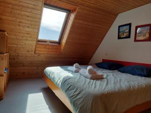 um quarto com uma cama com toalhas em Le chalet sur la dune em Plouguerneau