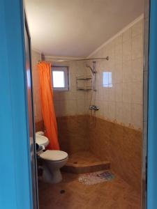 ソゾポルにあるVilla Veselaのバスルーム(トイレ、バスタブ、シンク付)