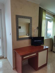 ソゾポルにあるVilla Veselaの鏡付きの客室で、ノートパソコン付きのデスクが備わります。