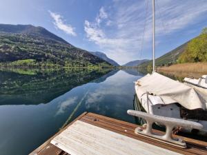 Ein Boot liegt an einem Dock auf einem See. in der Unterkunft Vista sul Lago di Endine in Ranzanico