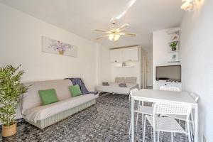 Telewizja i/lub zestaw kina domowego w obiekcie Apartamentos en Torres del Sol