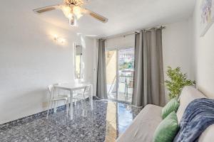 Część wypoczynkowa w obiekcie Apartamentos en Torres del Sol