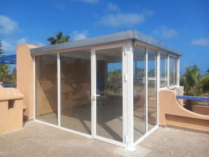 een serre met glazen deuren op een patio bij Beach Villa in Tiznit