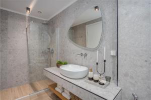 Koupelna v ubytování Marquise Residences by Estia + 37 fotografií