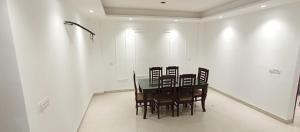 - une salle à manger avec une table et des chaises dans l'établissement HOTEL MAX, à New Delhi