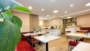 ein Restaurant mit Tischen und Stühlen und eine Küche in der Unterkunft Gästehaus Lanthaler in Rosenbach